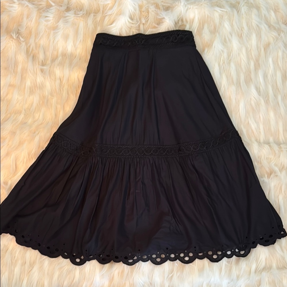 Point Sur Elegant Black Lace Trim Skirt